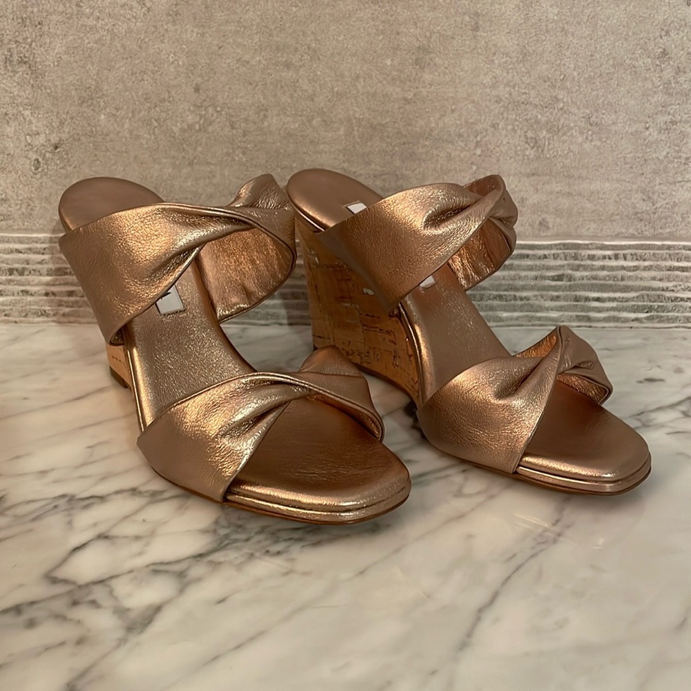 Aquazzura
Twist Metallic Dual Band Wedge Sandals